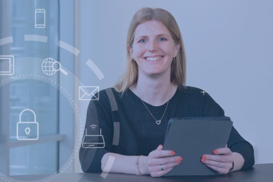 Titelbild des IT-Sicherheitsberichtes 2024 zeigt eine Frau, die lächelnd in die Kamera schaut. Das Bild ist mit transparenten Icons dekoriert.