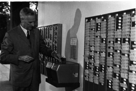 LVR-Landesdirektor Dr. Udo Klausa gründet 1962 die neue OE 05 'Verwaltungsrationalisierung, elektronische Datenverarbeitung'