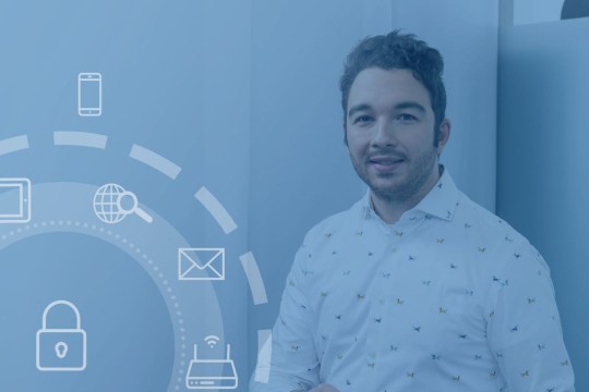 Titelbild des IT-Sicherheitsberichtes 2023 zeigt einen Mann, der lächelnd in die Kamera schaut. Das Bild ist mit transparenten Icons dekoriert.