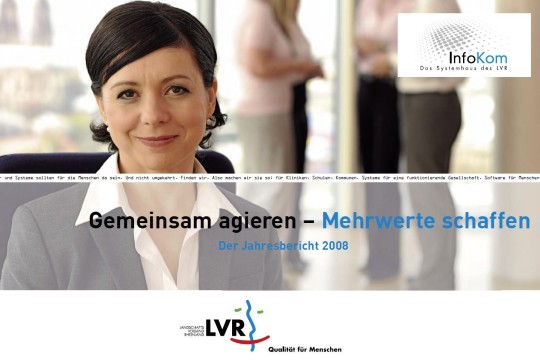 Eine Kollegin schaut lächelnd in die Kamera. Dabei wird der Text 'Gemeinsam agieren - Mehrwerte schaffen / Der Jahresbericht 2008' und das LVR-InfoKom Logo mit angezeigt.