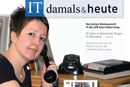 Das Titelbild Jubiläumsbroschüre LVR-InfoKom zeigt eine Kollegin beim Telefonieren. Das Telefon und der Rekorder sind technologisch veraltet.